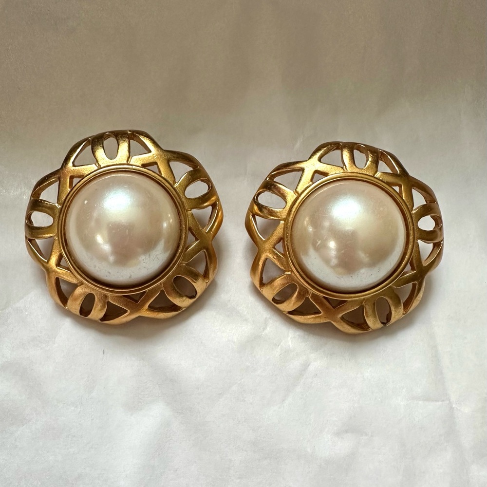 1980’s Vintage Anne Klein AK Pearl & Gold‎ Earrings 1.5”